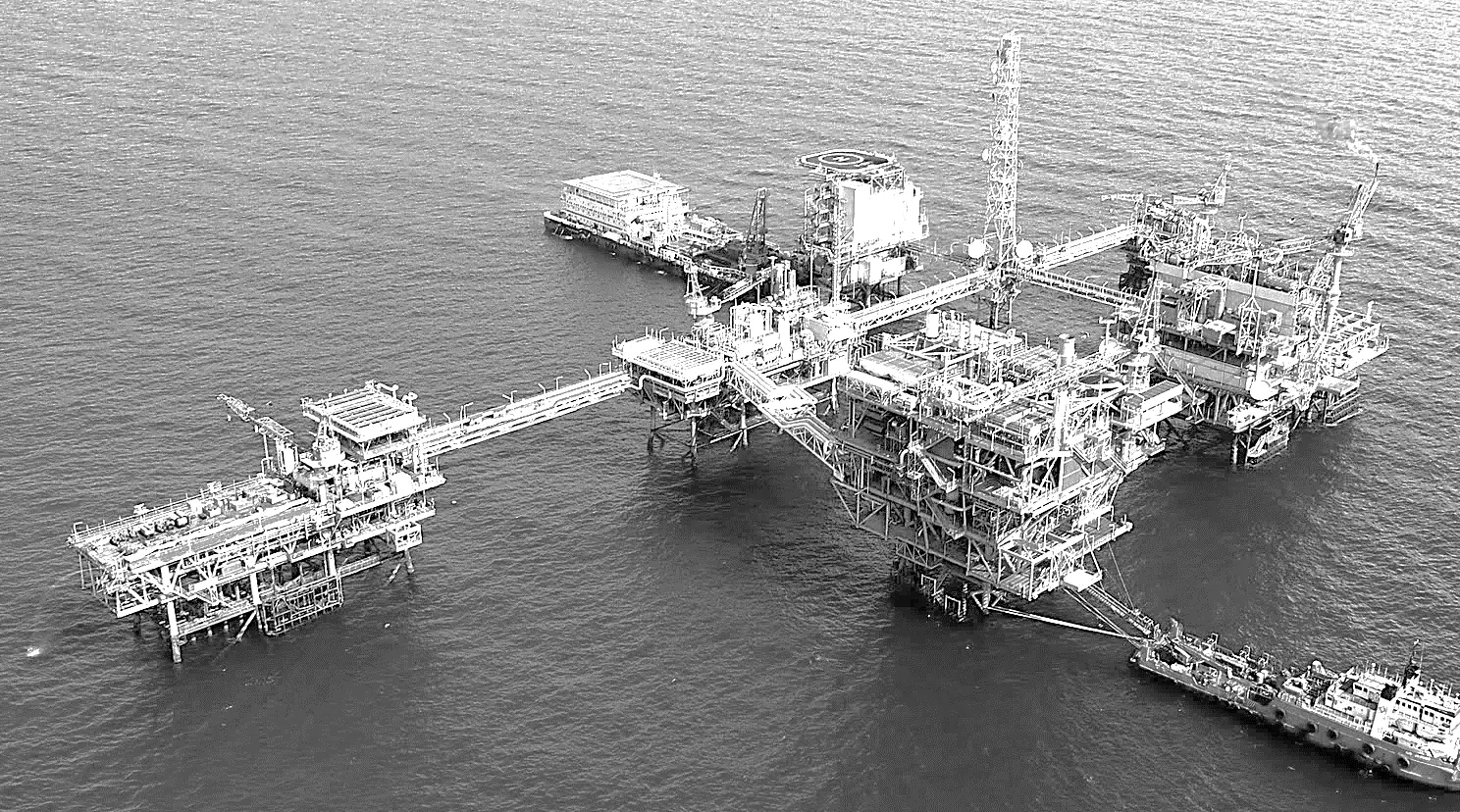 Plataforma petrolera costa fuera vista desde el aire