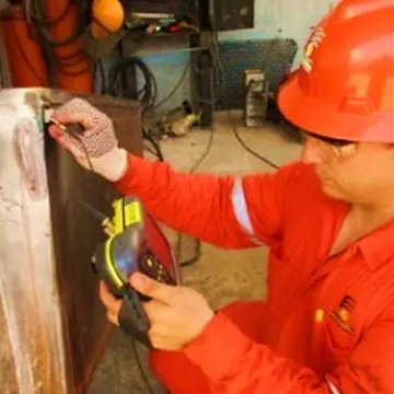 Técnico realizando prueba no destructiva